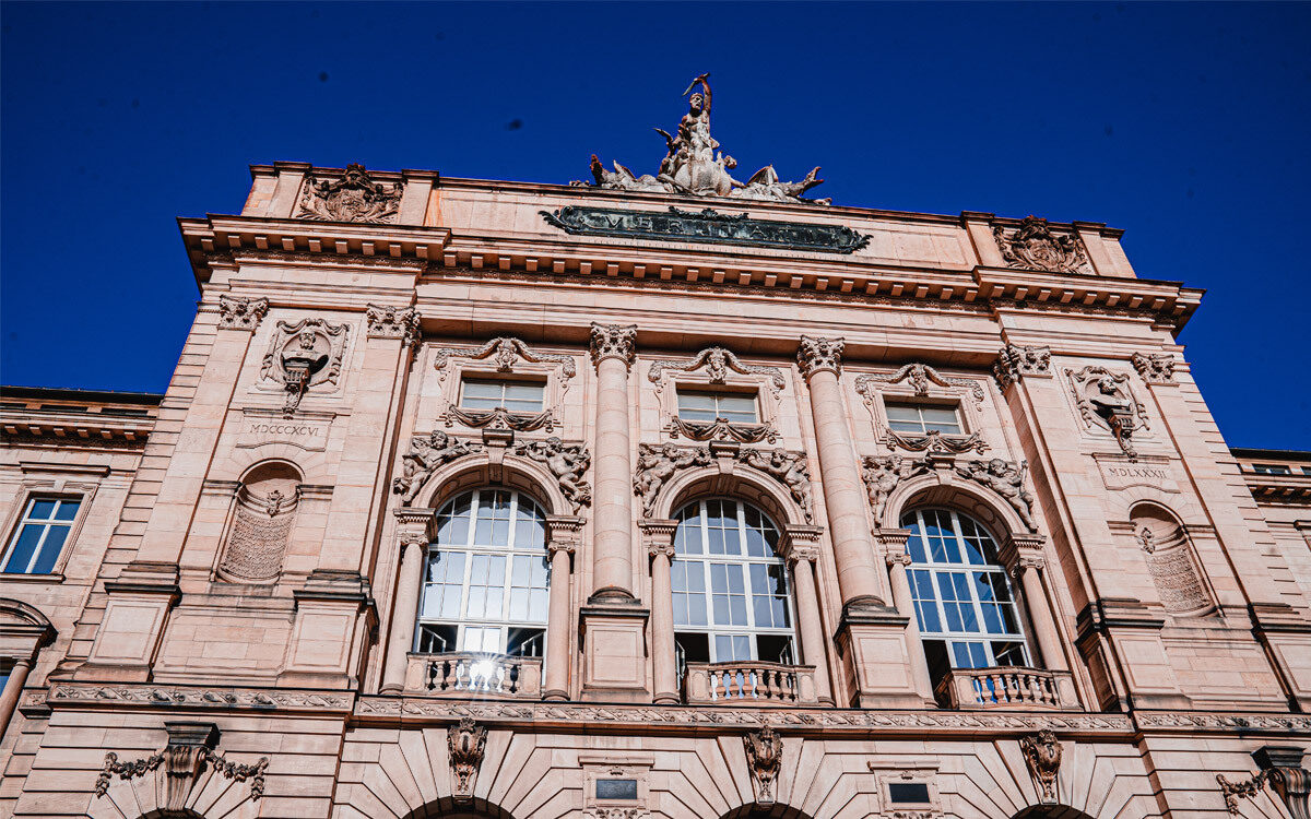 Das Universitätsgebäude der Julius-Maximilians-Universität Würzburg am Sanderring Frontansicht des Eingangsbereichs Das Universitätsgebäude der Julius-Maximilians-Universität Würzburg am Sanderring Frontansicht des Eingangsbereichs
